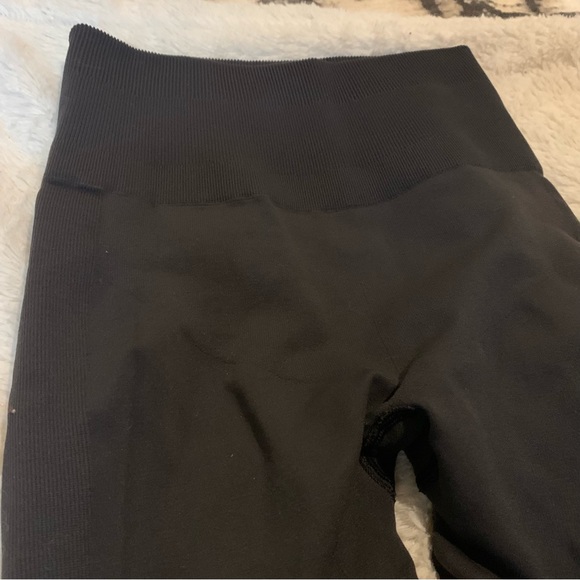 SOLD Lululemon Athletica cropped size 2 almost black leggings - Picture 5 of 7